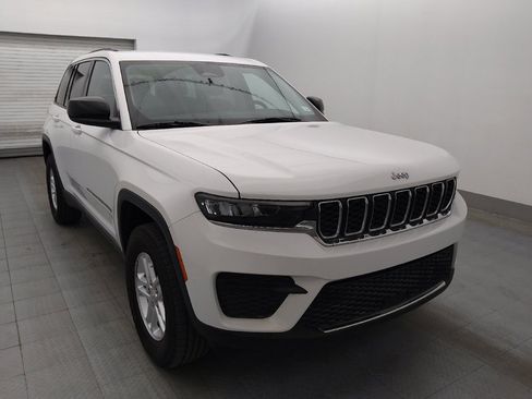 Used 2023 Jeep Grand Cherokee Laredo RWD image 13