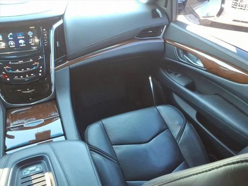 Used 2018 Cadillac Escalade Premium Luxury image 19