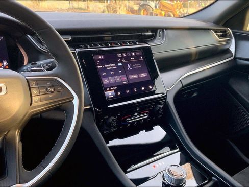 Certified 2023 Jeep Grand Cherokee Altitude image 6