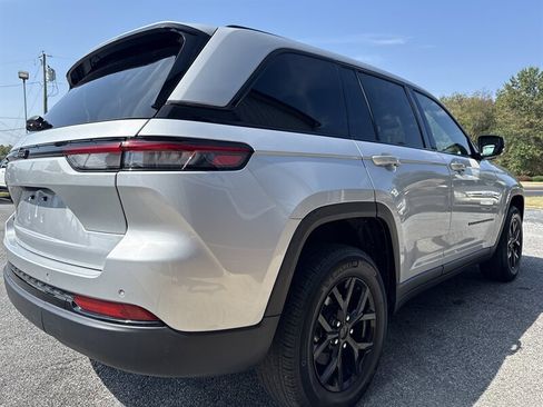Used 2024 Jeep Grand Cherokee Altitude image 5