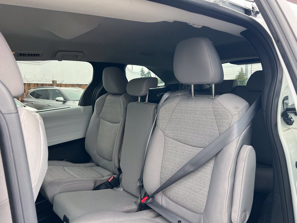 Used 2025 Toyota Sienna LE FWD image 9