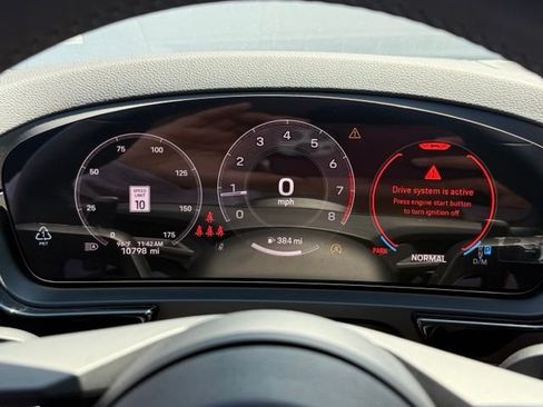Used 2025 Porsche Cayenne AWD/4WD image 12