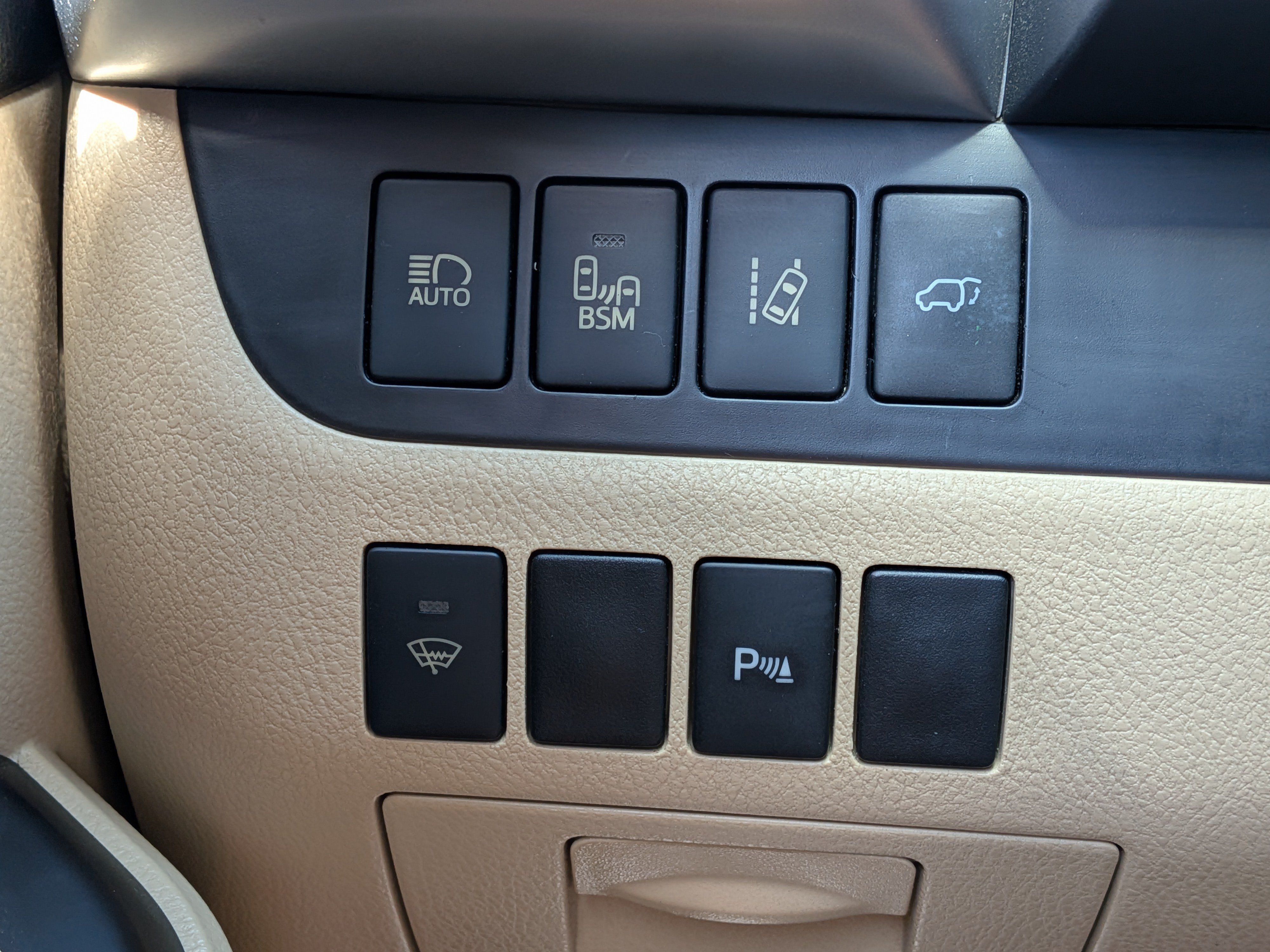 Used 2015 Toyota Highlander Limited w/ Driver Technology Package FWD image 25