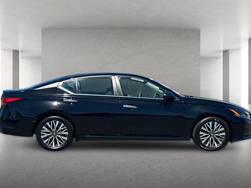 Used 2024 Nissan Altima 2.5 SV FWD image 3