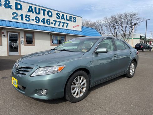 Used 2011 Toyota Camry XLE w/ SE/XLE Extra-Value Pkg image 1