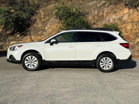 Used 2019 Subaru Outback 2.5i Premium w/ Popular Package #2 AWD/4WD image 2