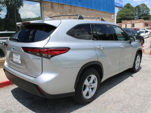 Used 2021 Toyota Highlander LE FWD image 4