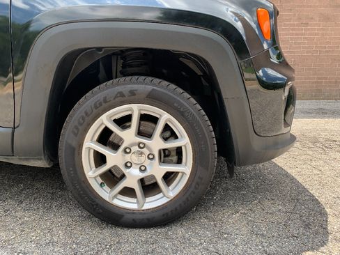 Used 2021 Jeep Renegade Latitude AWD/4WD image 9