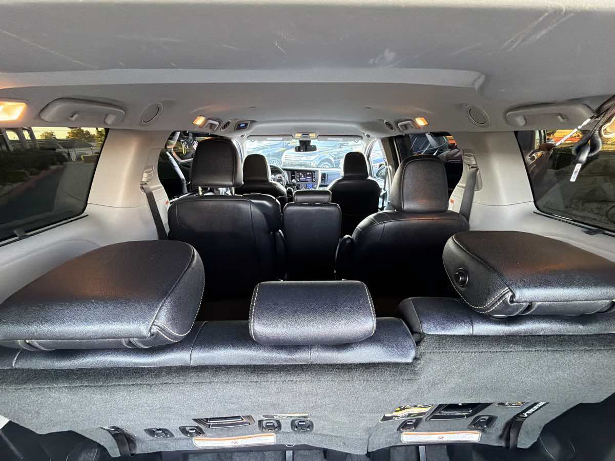 Used 2018 Toyota Sienna SE FWD image 51
