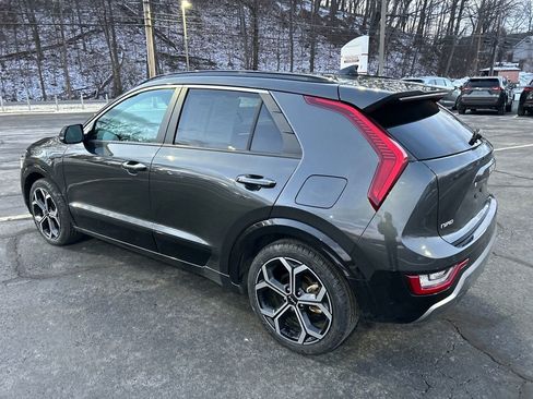 Used 2023 Kia Niro SX Touring image 3