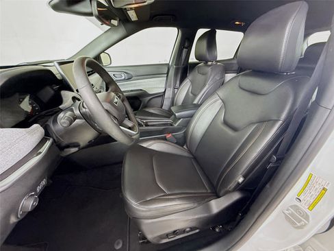 Used 2024 Jeep Compass Latitude image 11