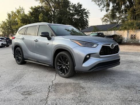 Used 2024 Toyota Highlander XLE FWD image 2