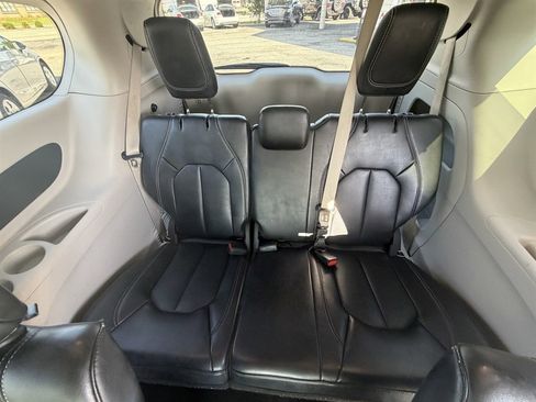 Used 2024 Chrysler Pacifica Touring-L FWD image 14
