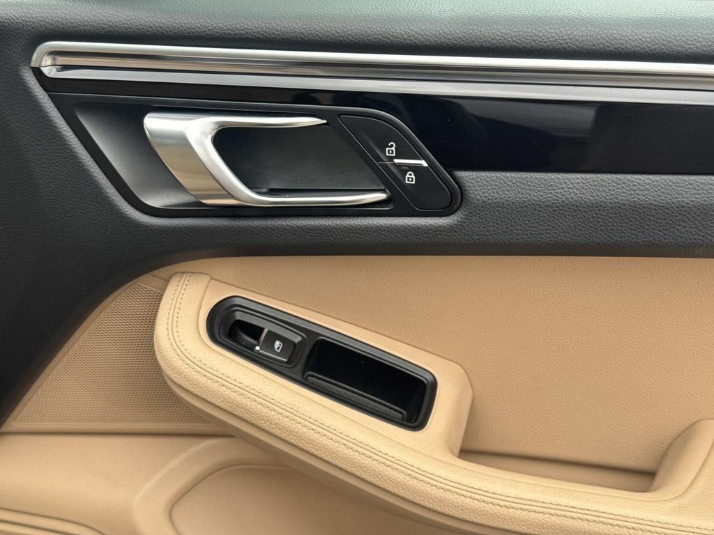 Used 2020 Porsche Macan AWD/4WD image 16