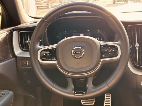 Used 2022 Volvo XC60 B6 R-Design w/ Advanced Package image 11