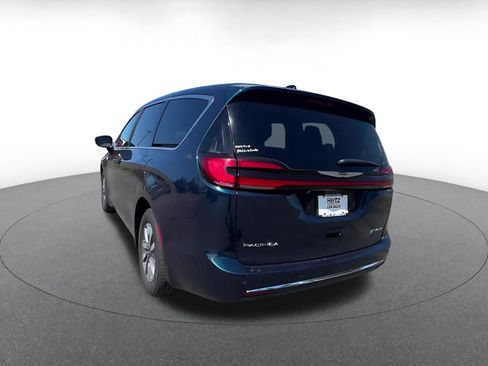 Used 2023 Chrysler Pacifica Touring-L FWD image 11