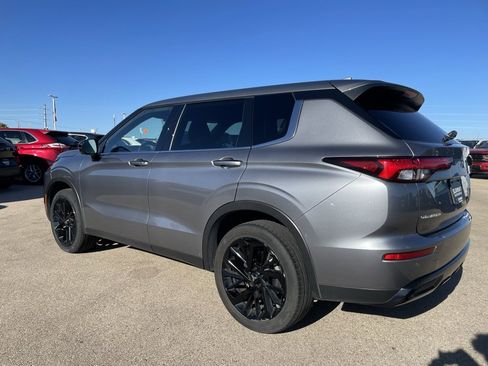 Used 2023 Mitsubishi Outlander SE Black Edition image 5