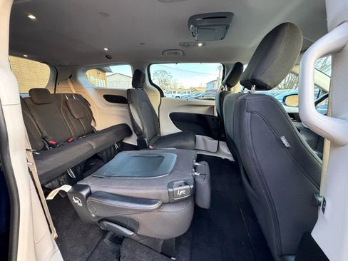 Used 2018 Chrysler Pacifica Touring Plus image 11