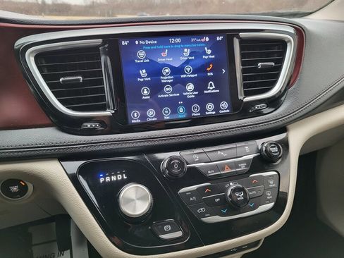 Used 2020 Chrysler Pacifica Limited image 19