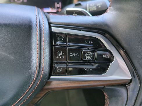 Used 2021 Jeep Grand Cherokee L Summit w/ Luxury Tech Group V AWD/4WD image 27