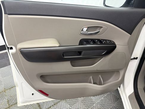 Used 2016 Kia Sedona LX w/ Option Group 020 FWD image 11