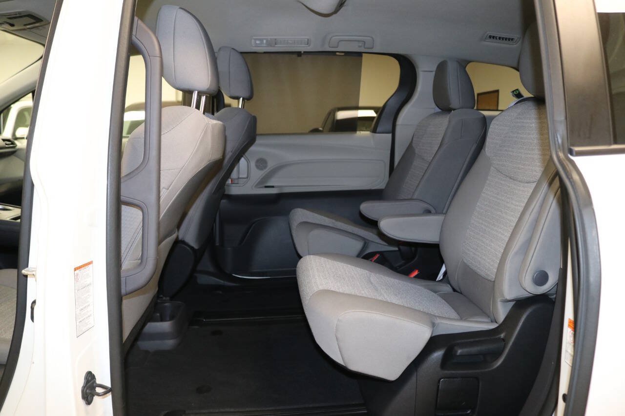 Used 2023 Toyota Sienna LE AWD/4WD image 14
