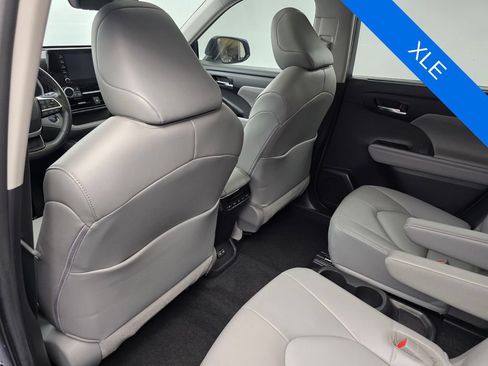 Used 2022 Toyota Highlander XLE FWD image 15