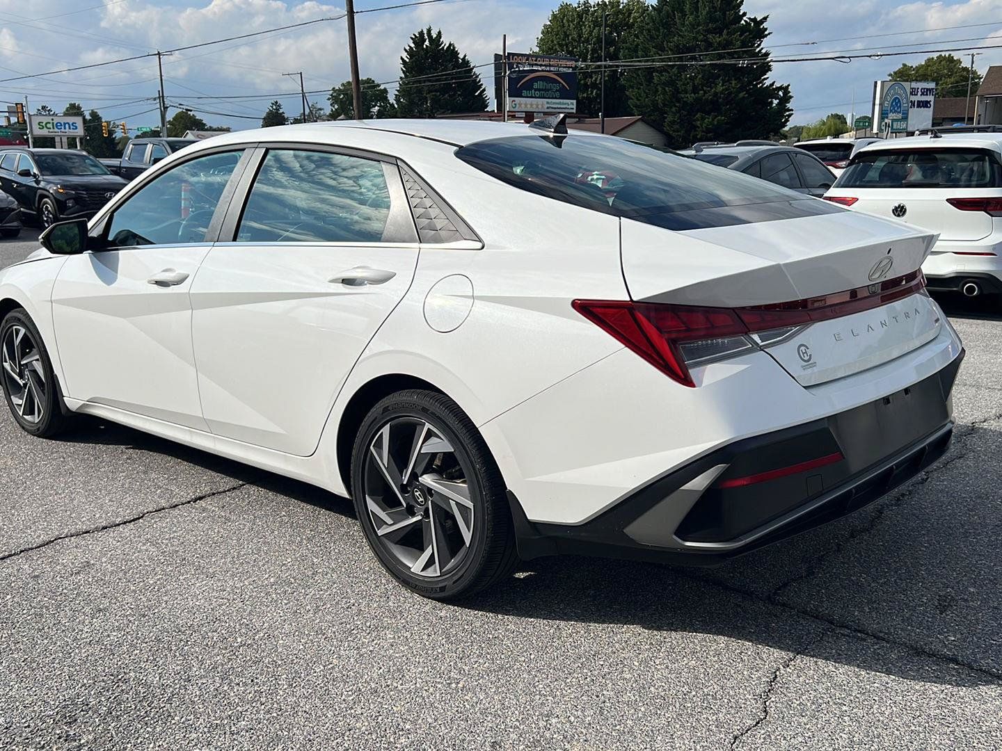 Used 2025 Hyundai Elantra Limited FWD image 3