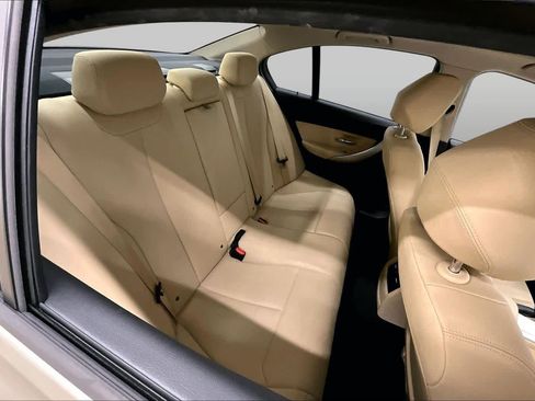Used 2018 BMW 320i Sedan RWD image 19