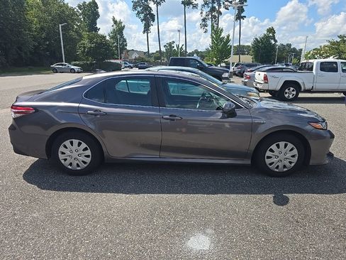 Used 2019 Toyota Camry LE FWD image 4
