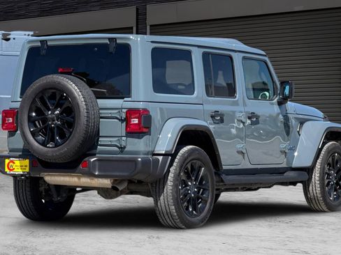 Used 2025 Jeep Wrangler Unlimited Sahara AWD/4WD image 4