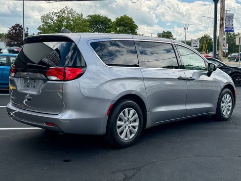 Used 2020 Chrysler Voyager L FWD image 4