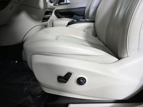 Used 2021 Chrysler Pacifica Touring-L w/ Uconnect Theater Family Group image 23