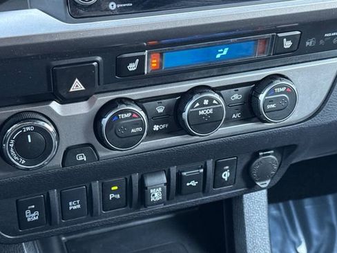 Used 2022 Toyota Tacoma Limited image 31