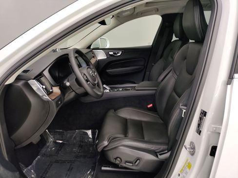 Used 2023 Volvo XC60 B5 Ultimate image 3