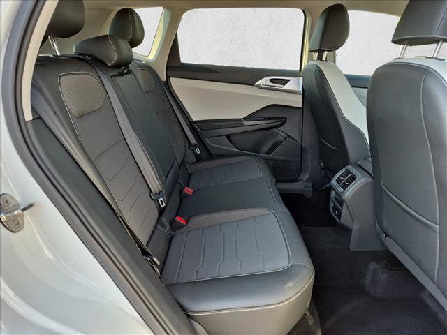 Used 2025 Volkswagen Taos SE FWD image 19