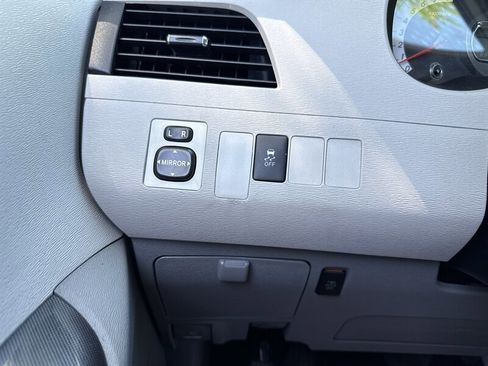 Used 2011 Toyota Sienna SE w/ Preferred Pkg FWD image 40