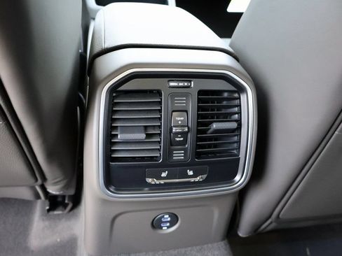 Certified 2025 Porsche Macan AWD/4WD image 21