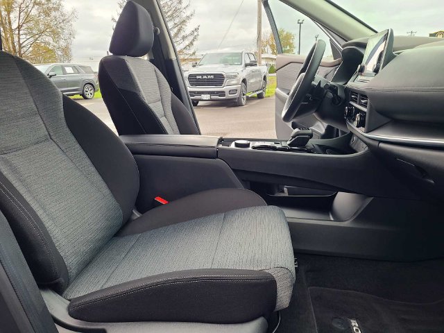 Used 2023 Nissan Rogue SV AWD/4WD image 19