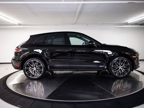 Certified 2025 Porsche Macan AWD/4WD image 8