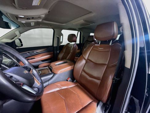 Used 2019 Cadillac Escalade Luxury w/ Escalade Sport Edition AWD/4WD image 10