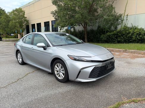 Used 2025 Toyota Camry LE FWD image 8