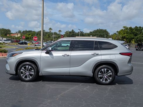 Used 2022 Toyota Highlander XLE FWD image 3