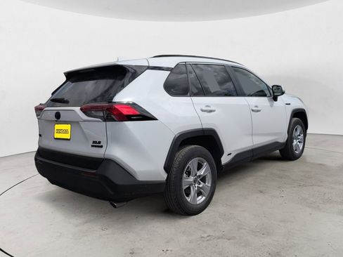 Used 2021 Toyota RAV4 XLE w/ XLE Grade Weather Package AWD/4WD image 5