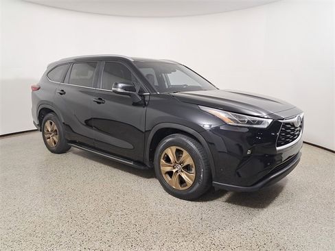 Used 2023 Toyota Highlander Bronze Edition image 4