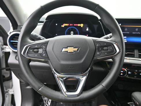 Used 2025 Chevrolet Trax LT w/ LT Convenience Package FWD image 13