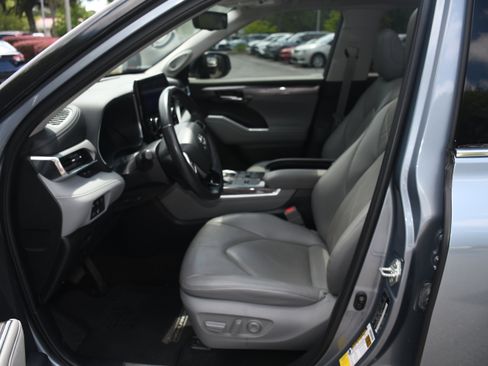 Used 2023 Toyota Highlander Platinum FWD image 8