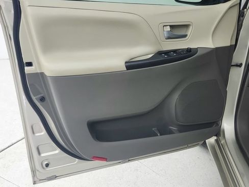 Used 2017 Toyota Sienna LE FWD image 18
