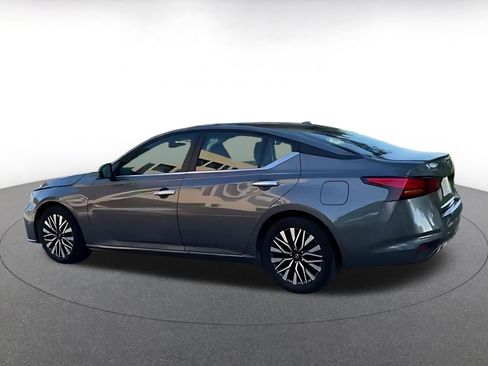 Used 2025 Nissan Altima 2.5 SV FWD image 9