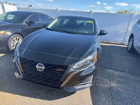 Used 2024 Nissan Altima 2.5 SR FWD image 3